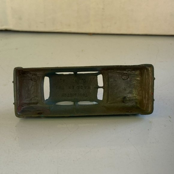 Tootsietoy 1950s 4-Door Car Body Shell, Dual Front Windows Collectible Toy - Picture 9 of 10